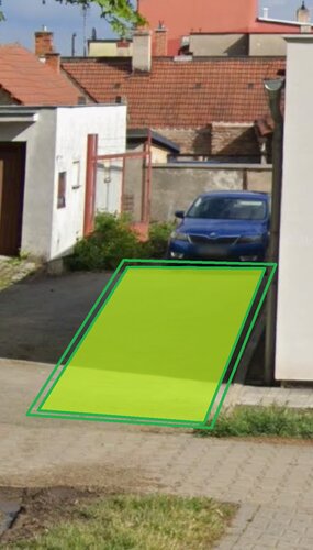 Parkoviště za ambulancí – zpevněný pruh podél fasády